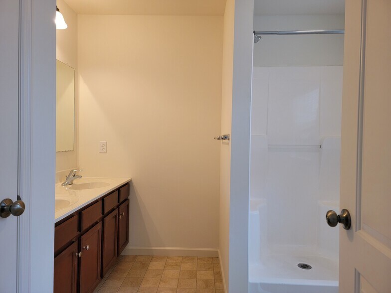 Building Photo - 647 Winding Ln