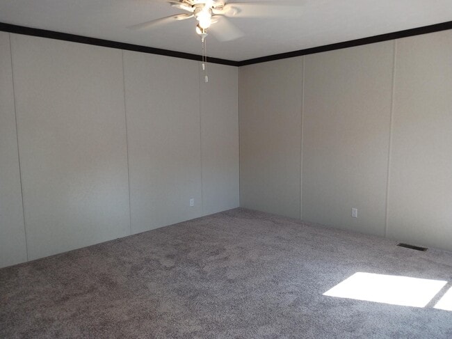 Building Photo - 60 Violet Dr