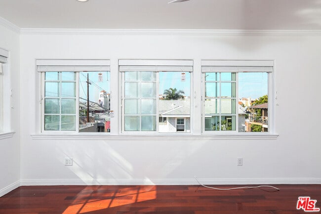 Building Photo - 252 Hampton Dr