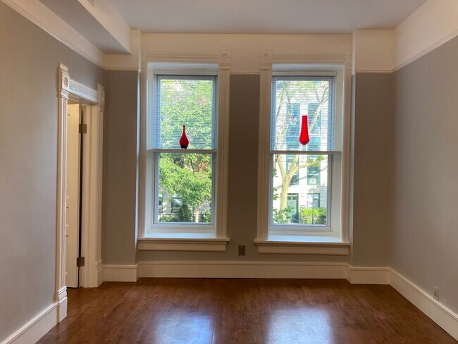 Building Photo - 1102 N Wolcott Ave