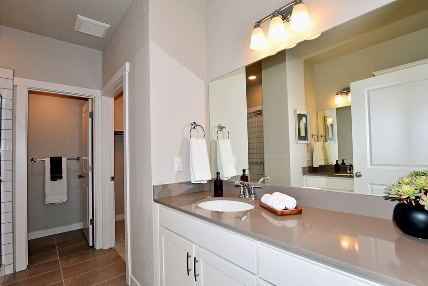 Split vanity in primary en-suite bathroom - 4115 N Park Dr