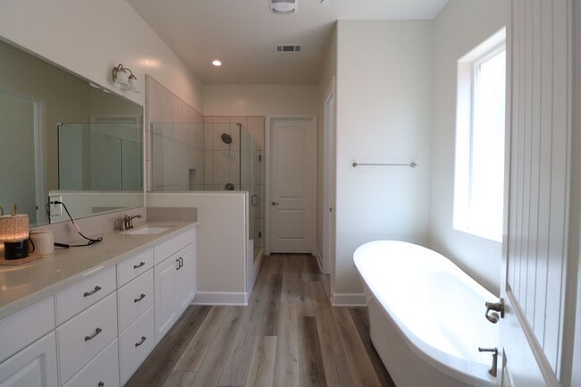 Building Photo - Gated Groves Single Story Home