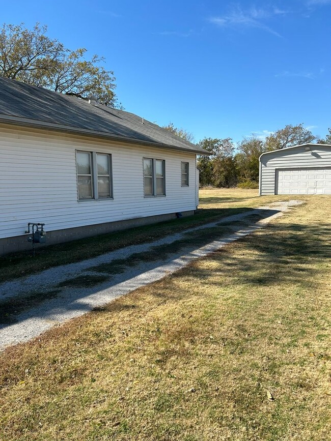 Building Photo - Nice 2 or 3 bedroom with covered front porch.