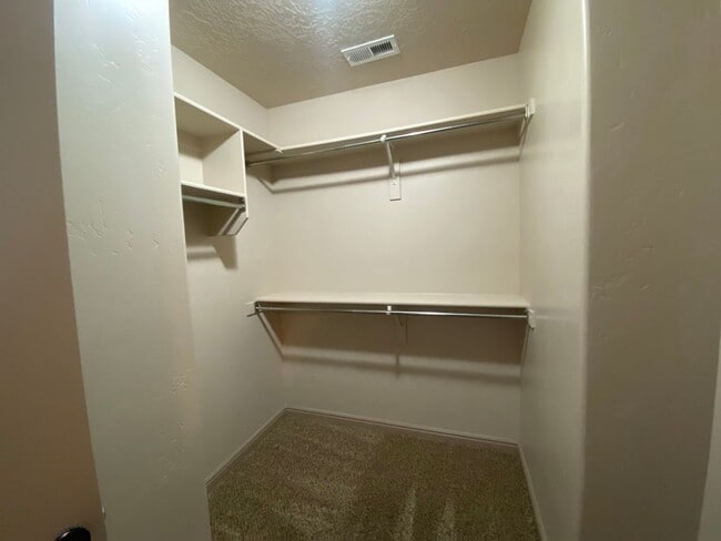 Building Photo - DARLING TOWNHOME AVAILABLE FOR RENT!