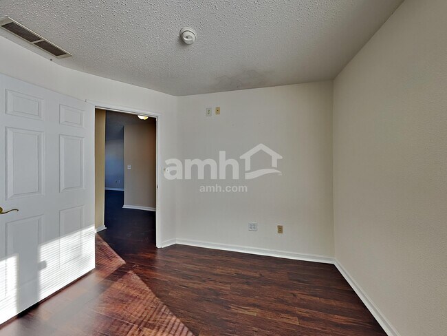 Building Photo - 8110 Red Barn Ct