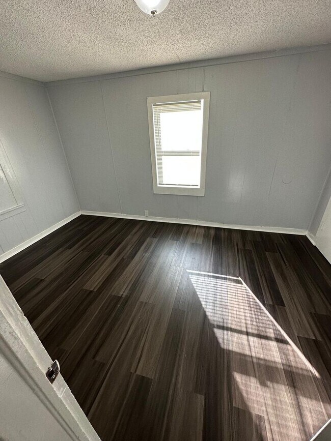 Building Photo - Fully Renovated 2/1 Single Family Available Now!