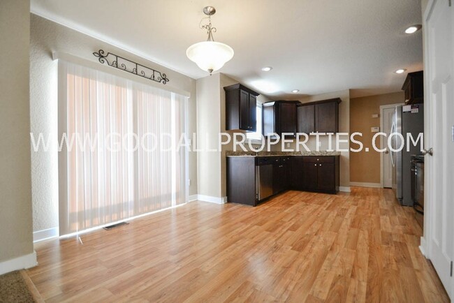 Building Photo - 4 Bedroom, 2.5 Bathroom Home in Ankeny