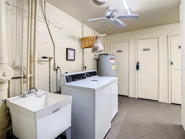 Building Photo - 4575 Cove Cir