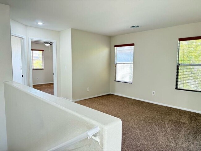 Building Photo - 4 Bedrooms, Den, and Loft