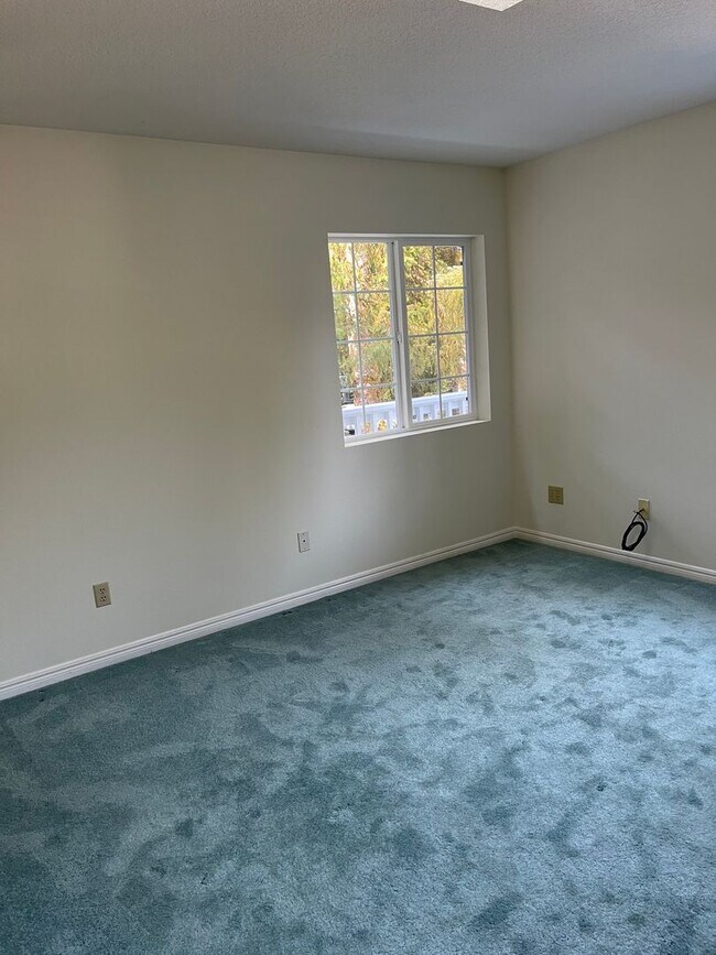 Building Photo - 496 Fairway Ct