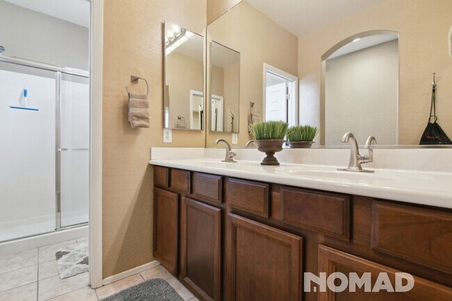 Building Photo - Luxurious 3BR Condo in Anthem