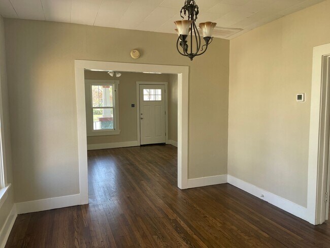 Building Photo - UPDATED!  3 BED, 1 BATH!