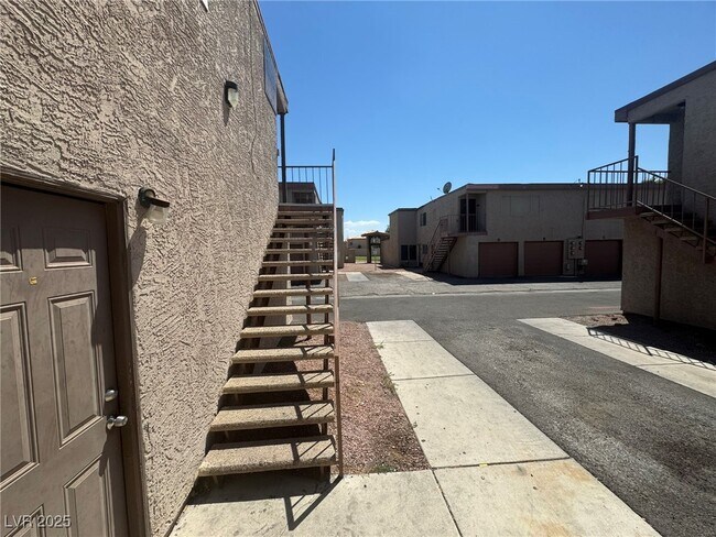 Building Photo - 575 Roxella Ln