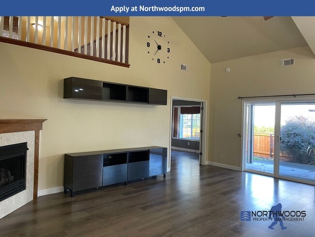 Building Photo - Lots of Room- 3 Bedroom 2 Bath Home with B...