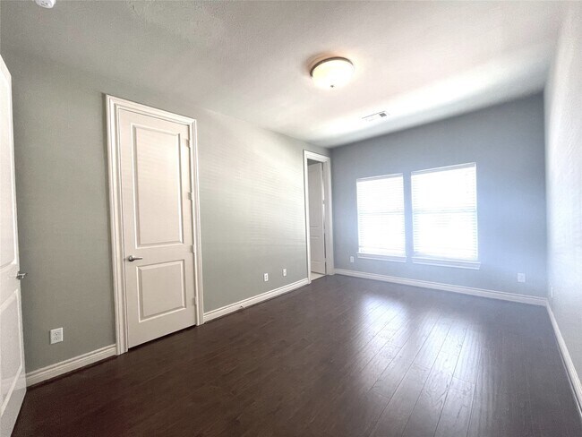 Building Photo - 3138 Pemberton Walk