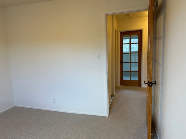 Building Photo - EPIC REA: 2 BR/1 BA Townhome w/ 1 Parking in Great Corte Madera