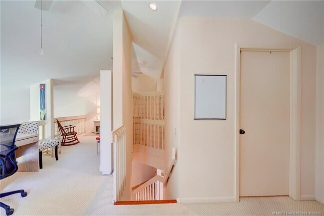 Building Photo - 233 NE Edgewater Dr