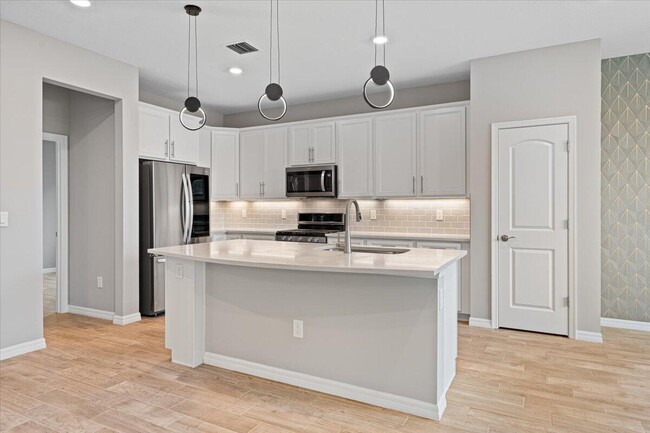 Building Photo - 10437 SW Captiva Dr