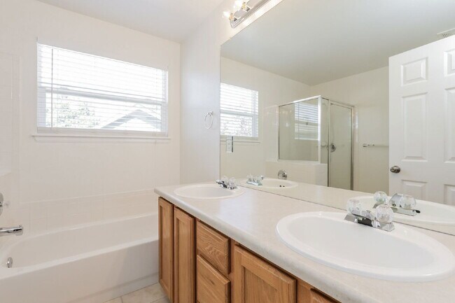 Building Photo - 4240 E Brookwood Pl