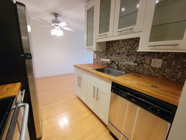 Building Photo - Newly Updated 1 Br/1 Ba Condo w/Hdwd Flrs, SS Appl, AC, Off-St Parking in Uptown Mpls near Wedge ...