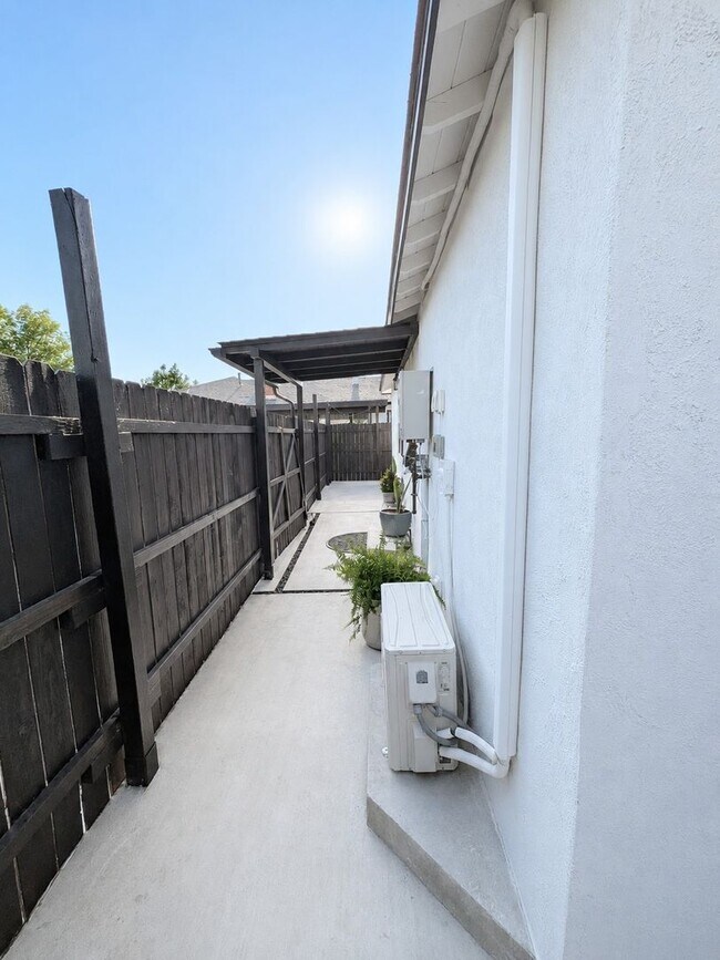 Building Photo - NEW UNIT! Be the First to Live in This Brand-New Fully Furnished ADU