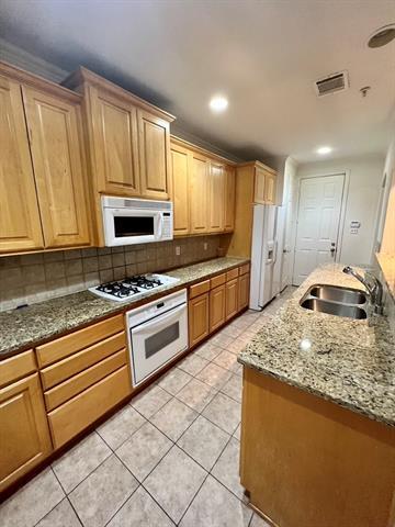 Building Photo - 4444 Jardin St