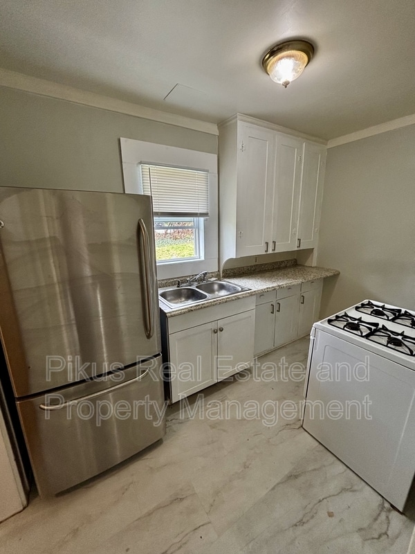 Building Photo - 485 Crouse St