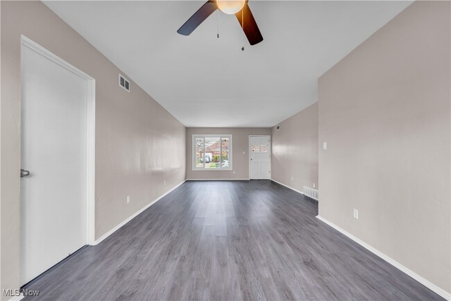 Building Photo - 726 Willow Dr