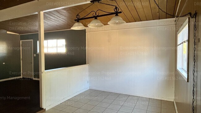 Building Photo - 3 bedroom/ 1.5 bathroom home with a detach...