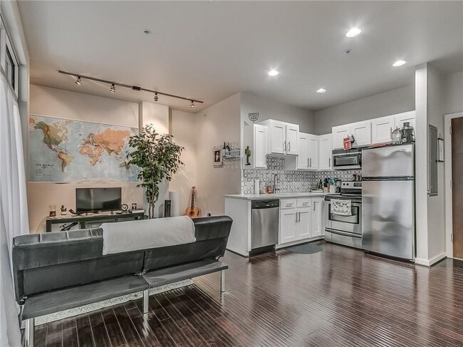 Building Photo - 1 NE 2nd St