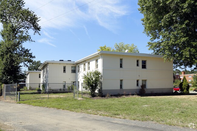 Primary Photo - Lynhaven Apartments