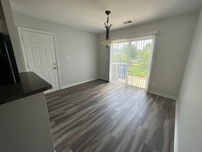 Building Photo - Charming Home