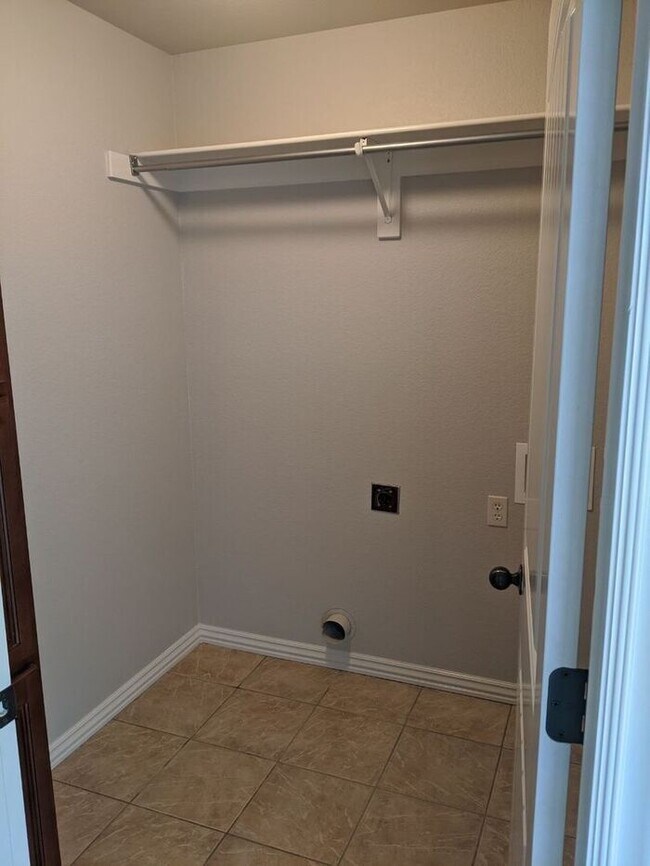 Building Photo - 3 Bedroom, 2 Bath House