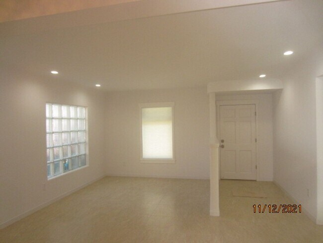 Building Photo - AMAZING 3 BED.  2 BA. ART DECO HOME WAS FULLY REMODELED IN 2021