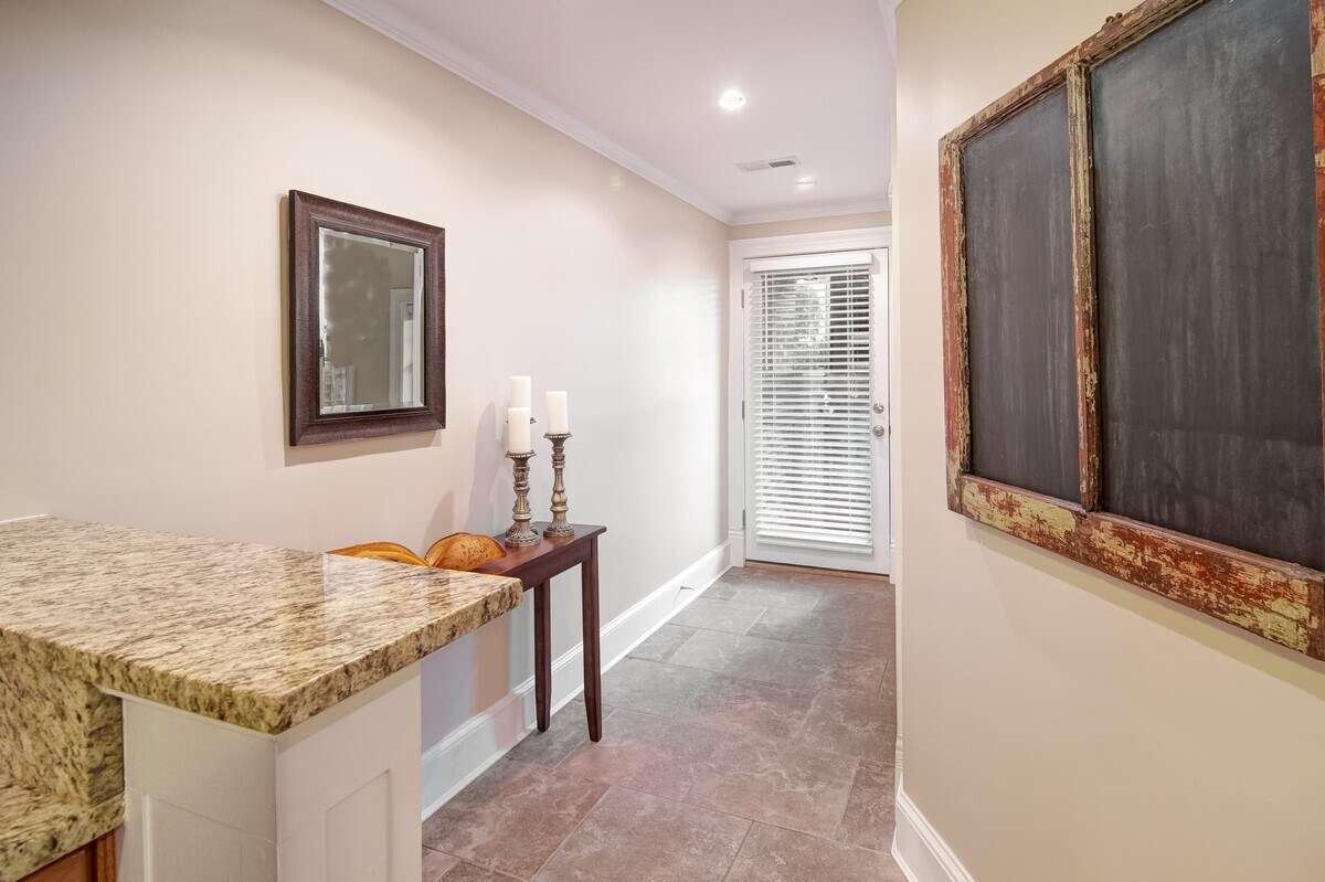 Building Photo - 513 7th St SE