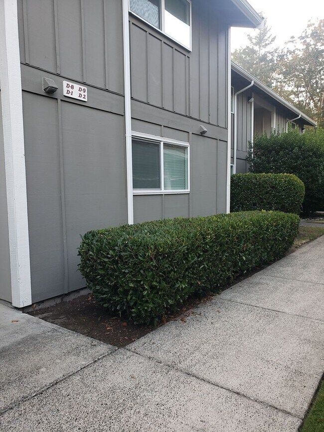 Building Photo - 1 Bedroom 1 Bath Condo with 1 Carport Park...