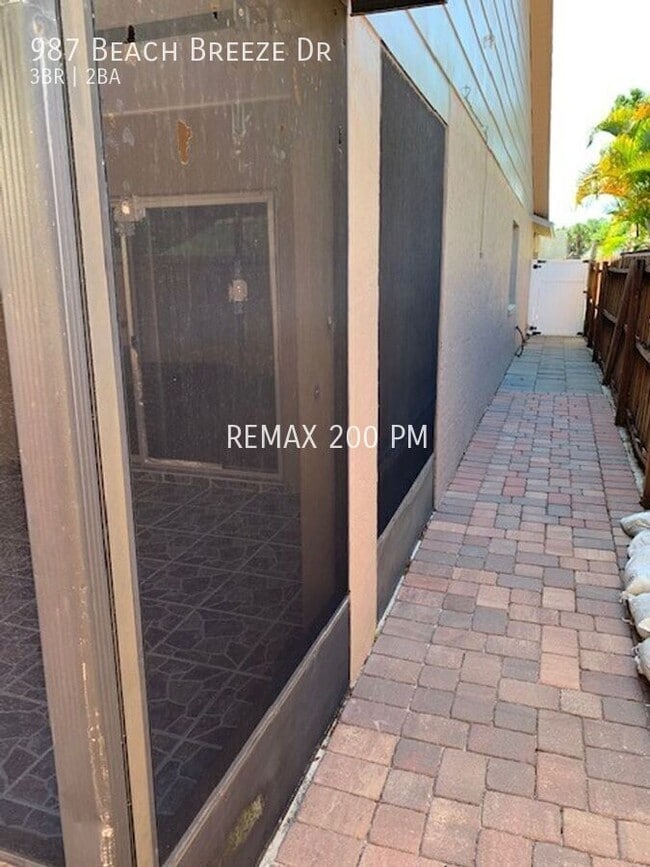 Building Photo - 987 Beach Breeze Dr