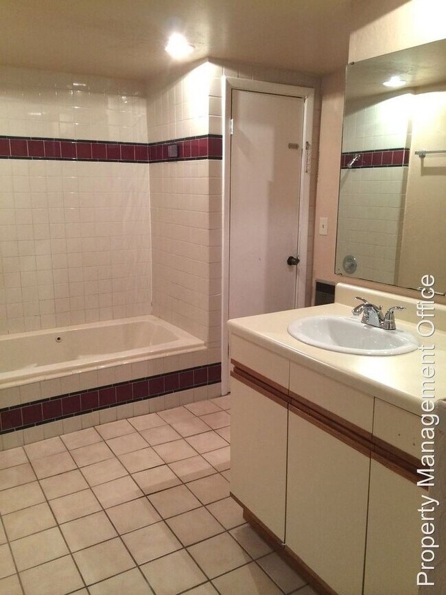 Building Photo - 6714 Nina Rosa Dr