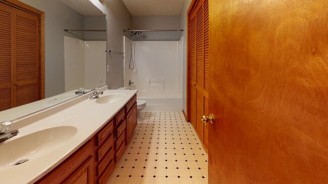 Building Photo - 2504 Somerset Dr