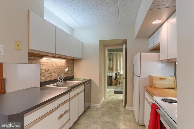 Building Photo - 1 br, 1 bath Condo - 804 Cherrington Dr