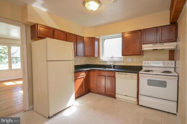 Building Photo - 1111 Gilbert Rd