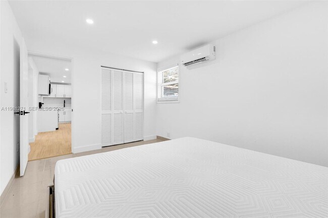 Building Photo - 2419 Coolidge St