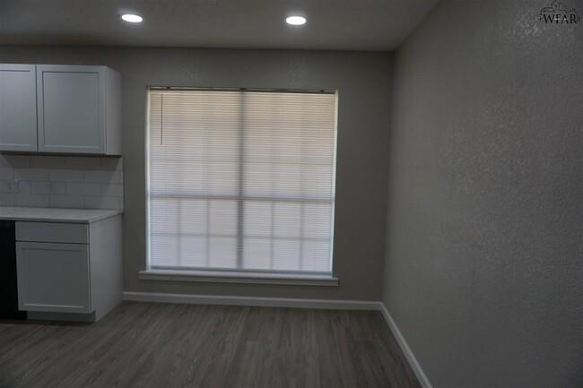 Building Photo - 1112 Lisa Ln