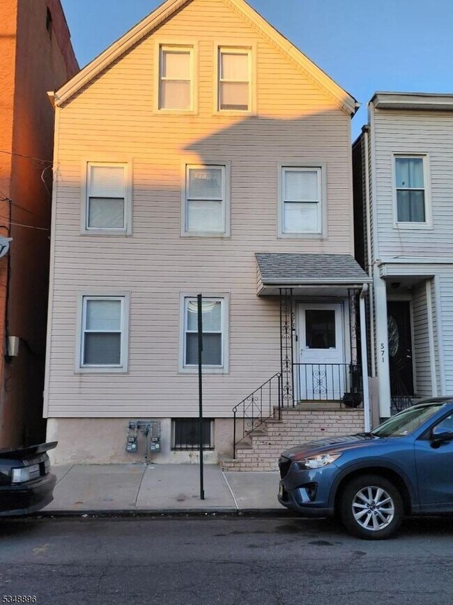 Building Photo - 573 4th Ave