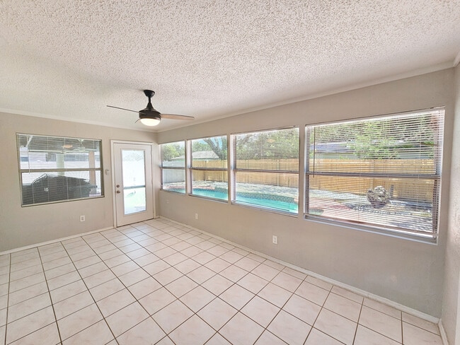 Building Photo - 608 Tangerine Ave