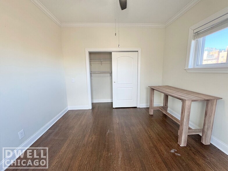 Building Photo - 915 W Waveland Ave