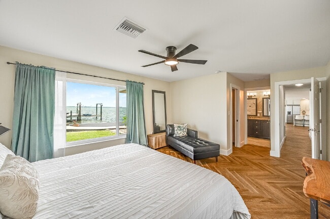 Building Photo - Gorgeous Riverfront 3/2 with dock!!