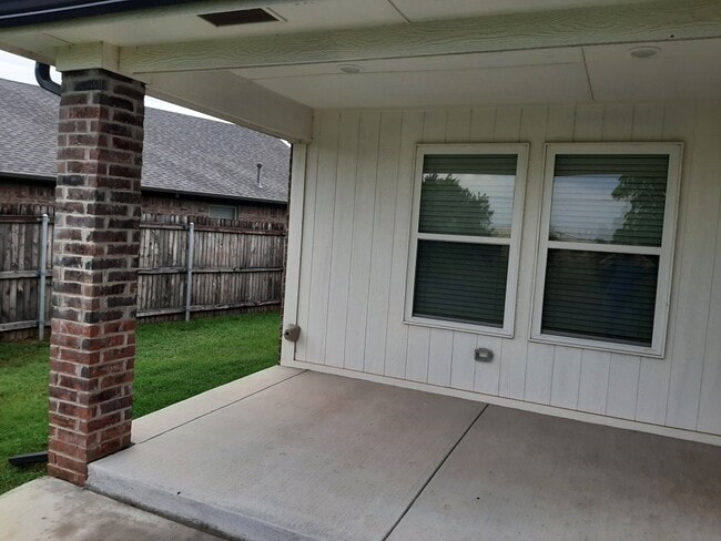 Building Photo - 4210 W Country Club Dr