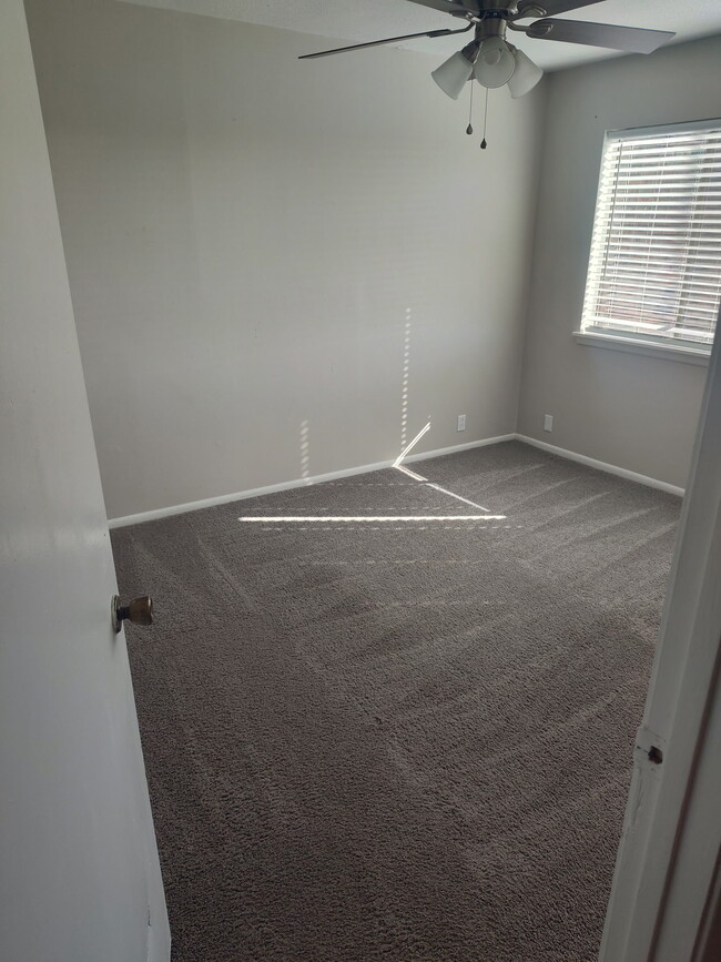 Building Photo - 409 Lakebend Pl