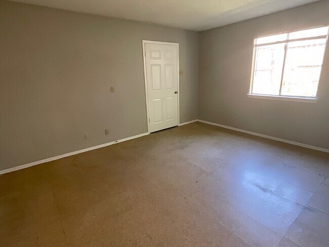 Building Photo - Duplex in the Heart of South Austin